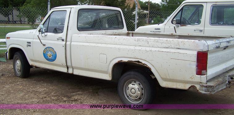 image for item 7281 1984 Ford F150 pickup truck