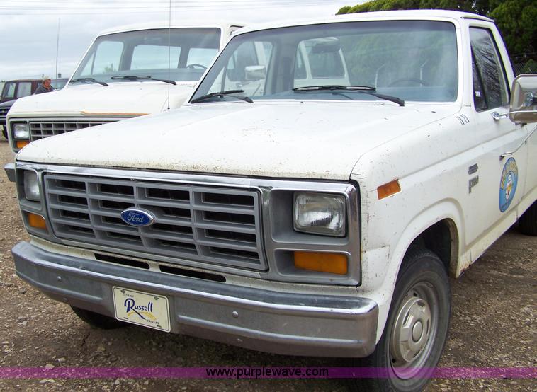 image for item 7281 1984 Ford F150 pickup truck