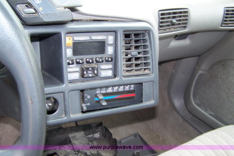 image for item 7291 1994 Pontiac Sunbird LE