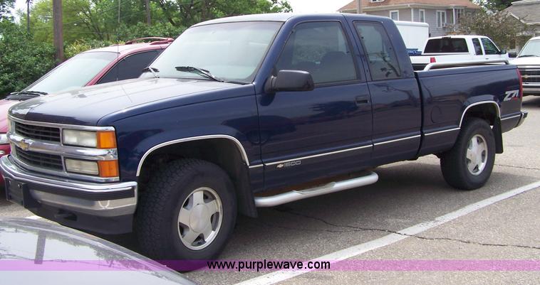 image for item 7293 1996 Chevrolet Z-71 K1500 extended cab pickup truck