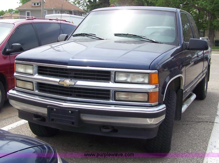 image for item 7293 1996 Chevrolet Z-71 K1500 extended cab pickup truck