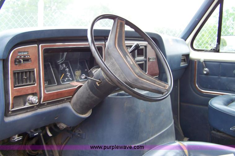 image for item 9294 1986 Ford E250 Club Wagon mini van