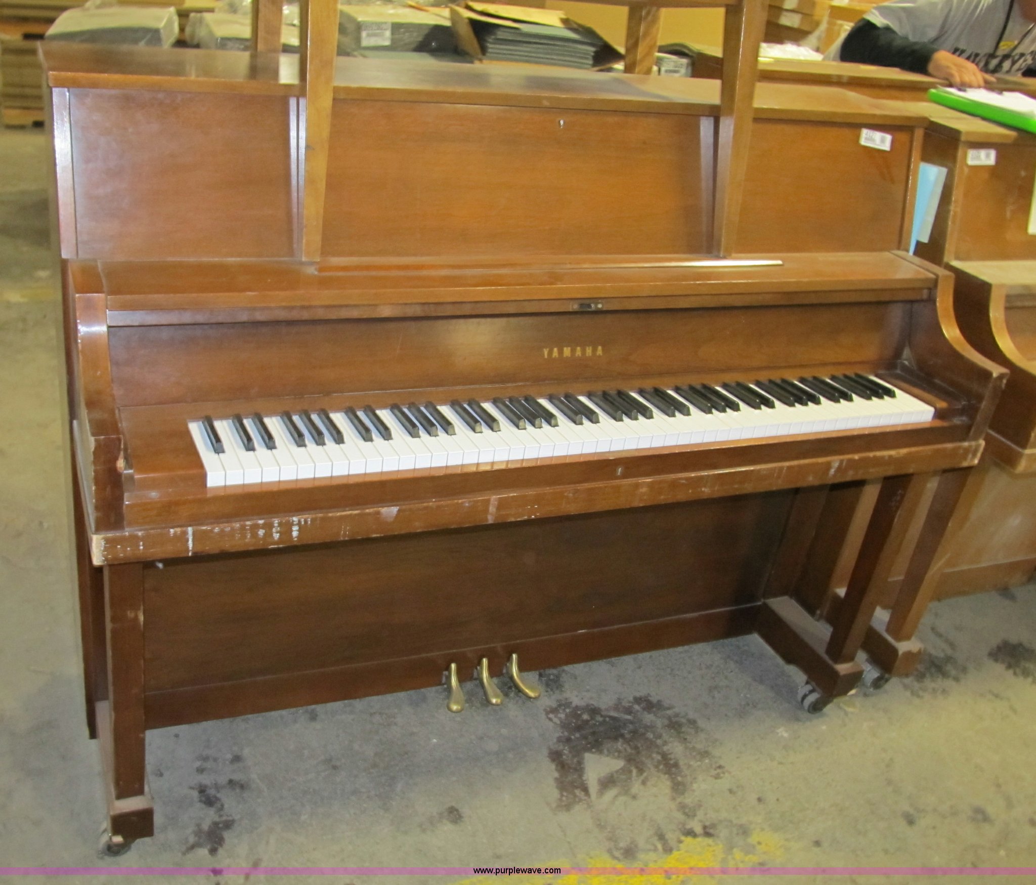Yamaha piano on casters in Des Moines, IA Item 4127 sold Purple Wave