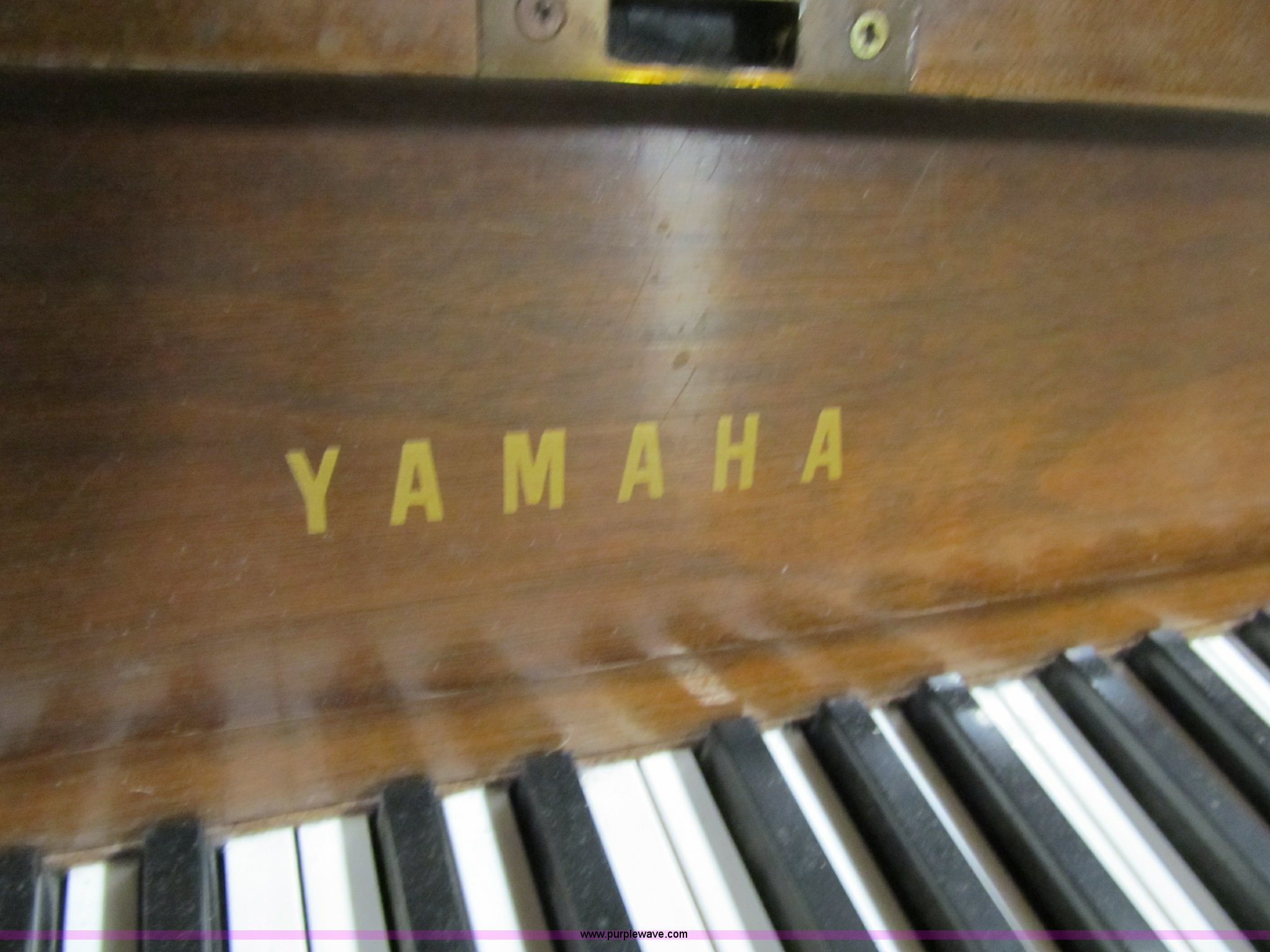 Yamaha piano on casters in Des Moines, IA Item 4127 sold Purple Wave