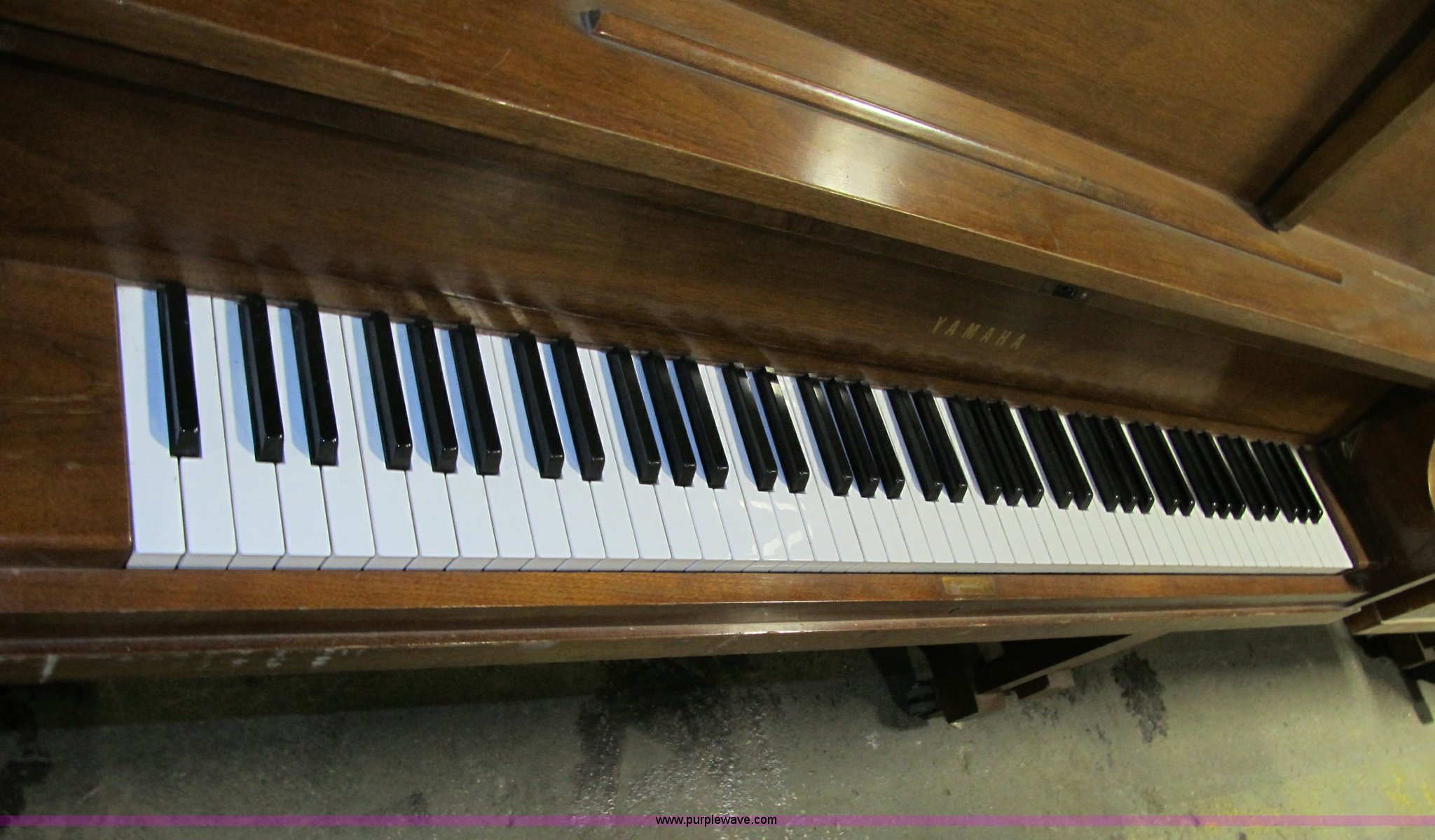Yamaha piano on casters in Des Moines, IA Item 4127 sold Purple Wave