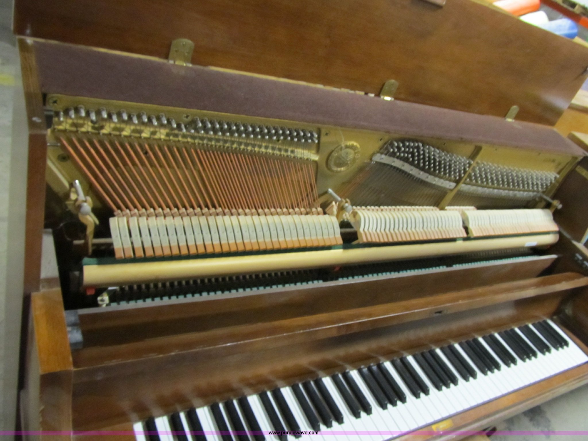 Yamaha piano on casters in Des Moines, IA Item 4127 sold Purple Wave