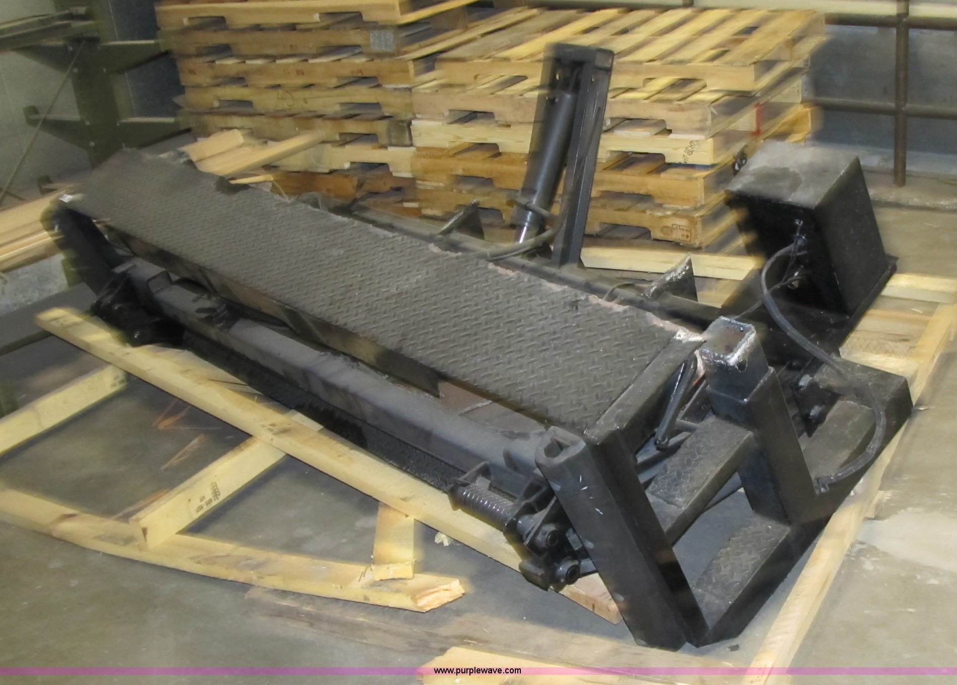 Tommy lift in Des Moines, IA Item 4143 sold Purple Wave