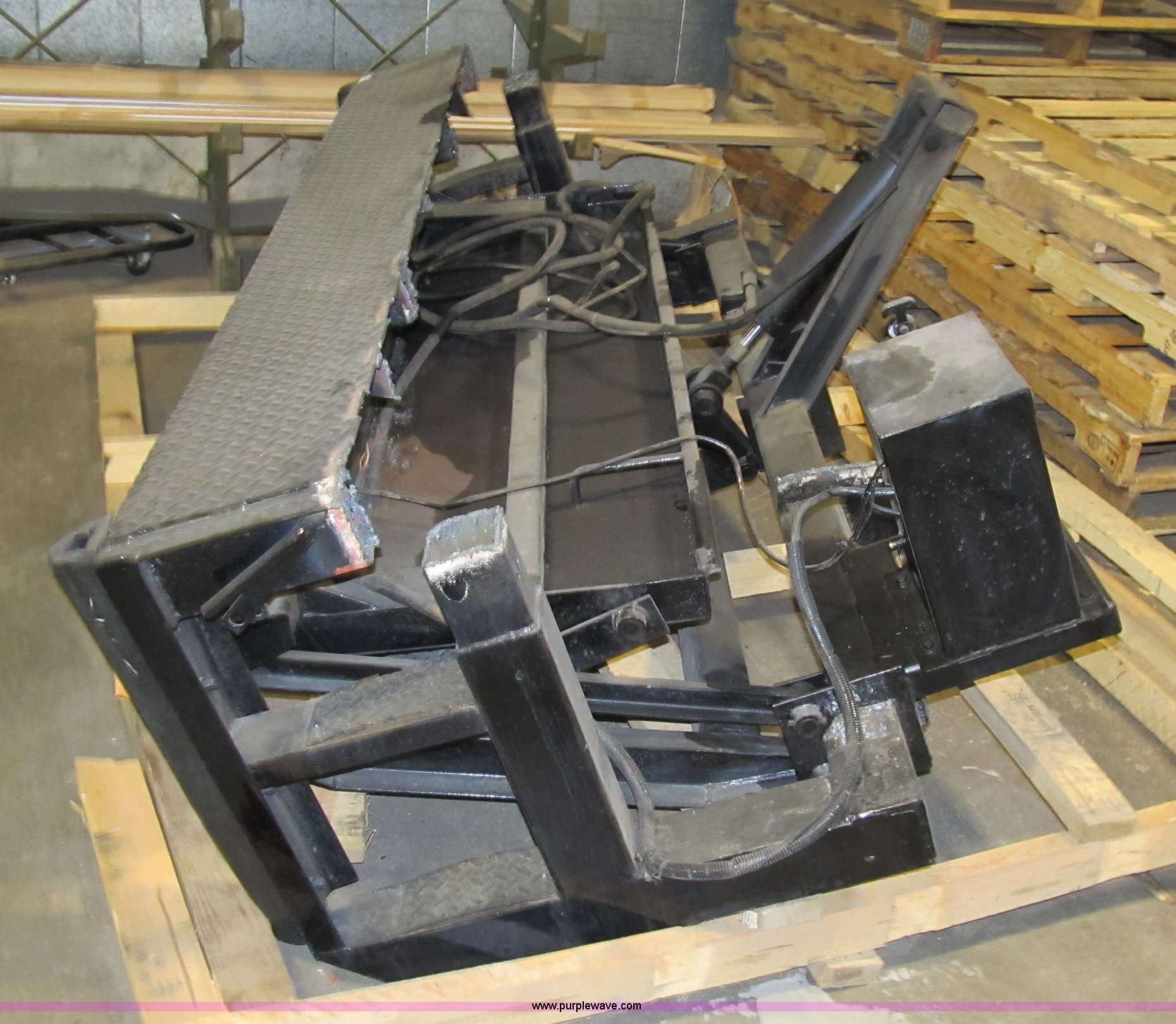 Tommy lift in Des Moines, IA Item 4143 sold Purple Wave