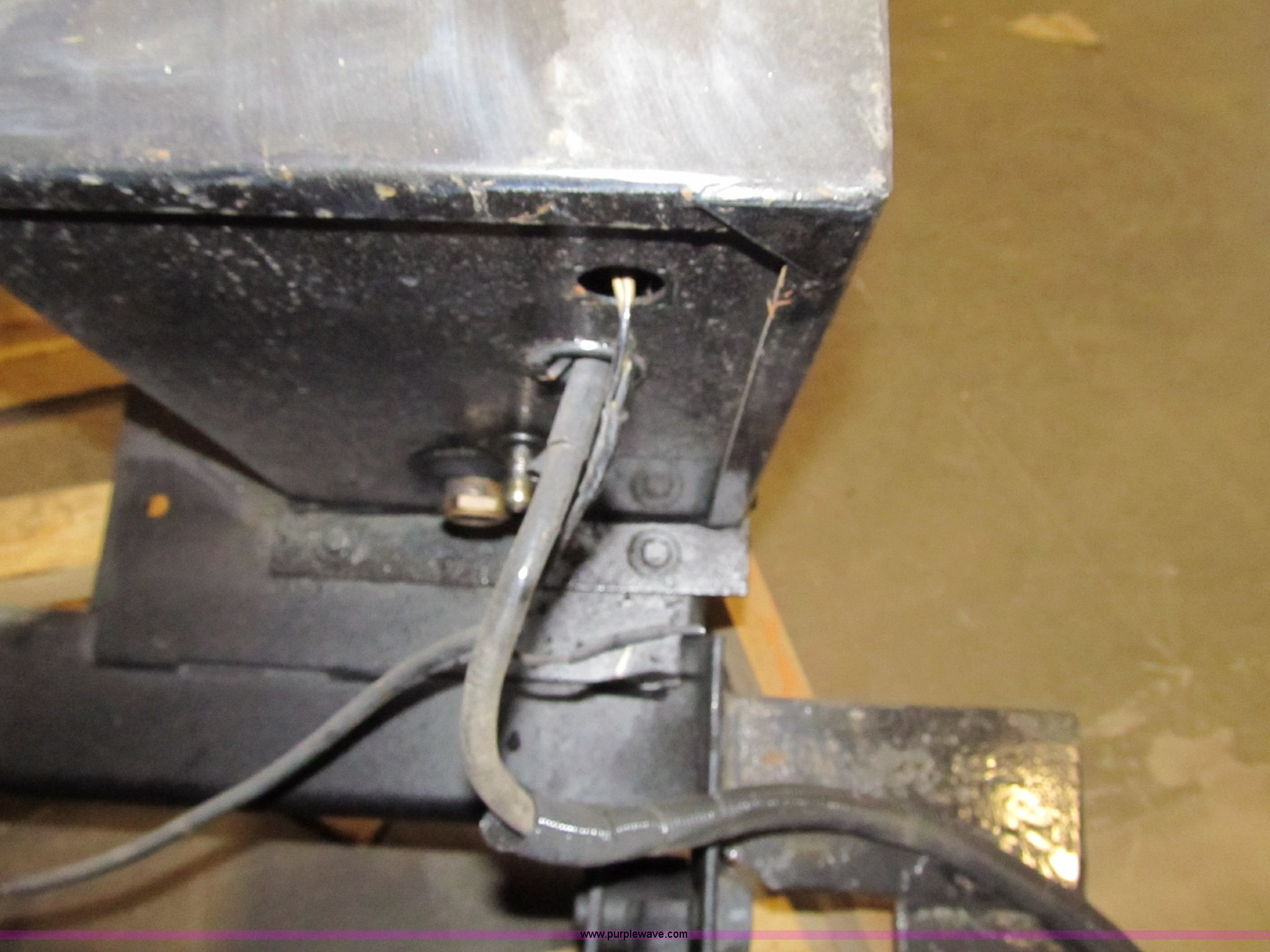 Tommy lift in Des Moines, IA Item 4143 sold Purple Wave