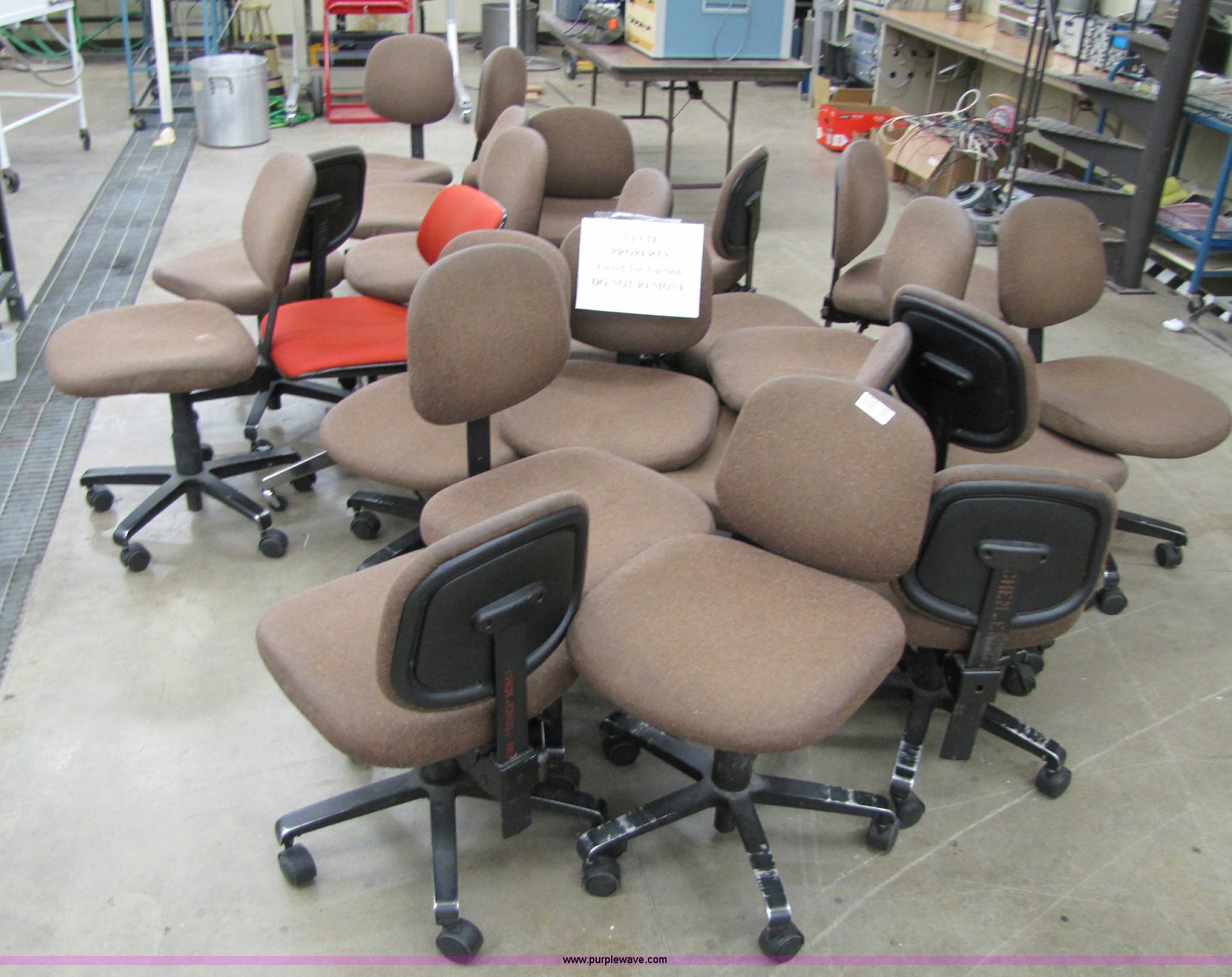 (21) office chairs in Manhattan, KS Item 8709 sold Purple Wave