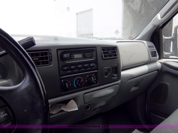 image for item 1000 2004 Ford F450 flatbed truck