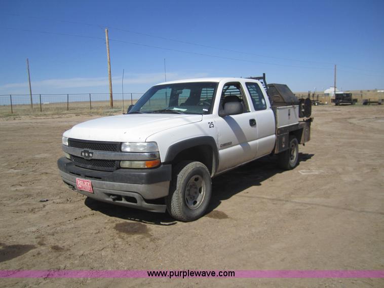 image for item 3064 2002 Chevrolet Silverado K2500HD extended cab pickup truck