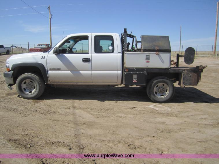 image for item 3064 2002 Chevrolet Silverado K2500HD extended cab pickup truck