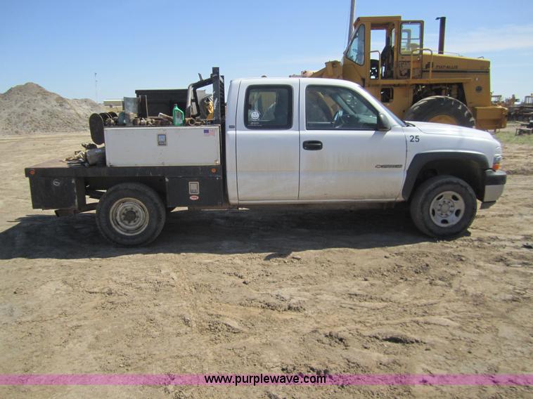 image for item 3064 2002 Chevrolet Silverado K2500HD extended cab pickup truck