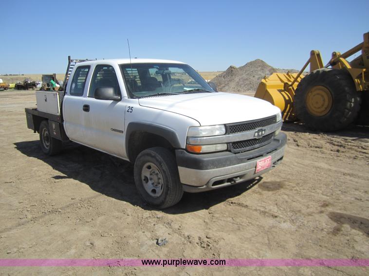 image for item 3064 2002 Chevrolet Silverado K2500HD extended cab pickup truck