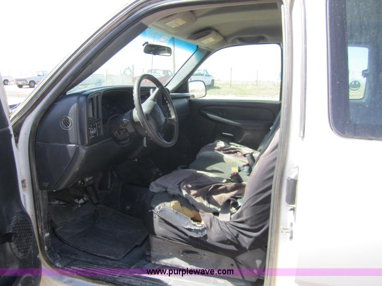 image for item 3064 2002 Chevrolet Silverado K2500HD extended cab pickup truck