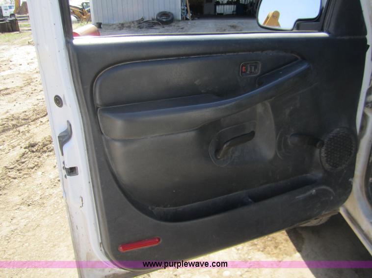 image for item 3064 2002 Chevrolet Silverado K2500HD extended cab pickup truck