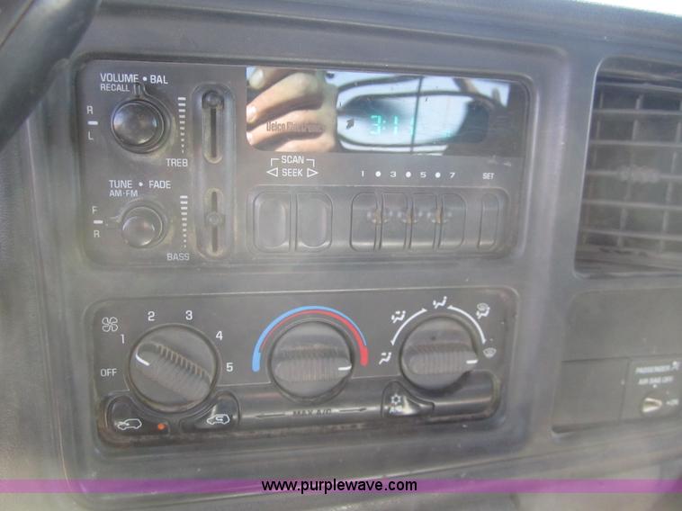 image for item 3064 2002 Chevrolet Silverado K2500HD extended cab pickup truck