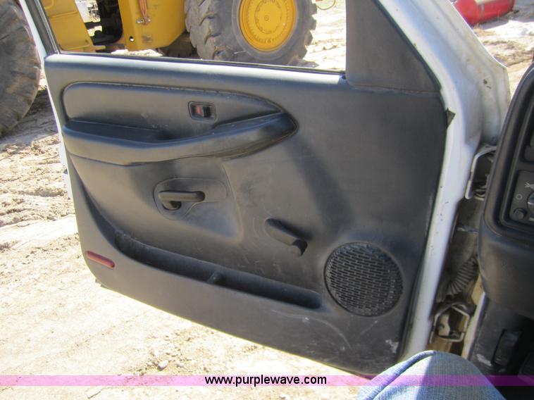 image for item 3064 2002 Chevrolet Silverado K2500HD extended cab pickup truck