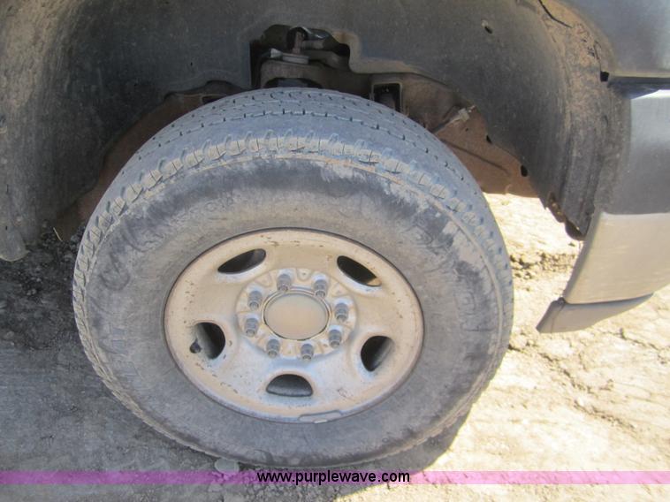 image for item 3064 2002 Chevrolet Silverado K2500HD extended cab pickup truck