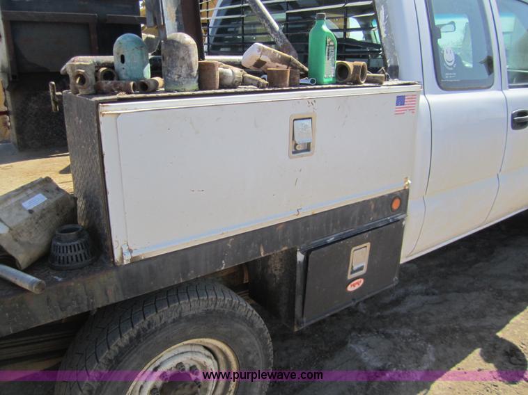 image for item 3064 2002 Chevrolet Silverado K2500HD extended cab pickup truck