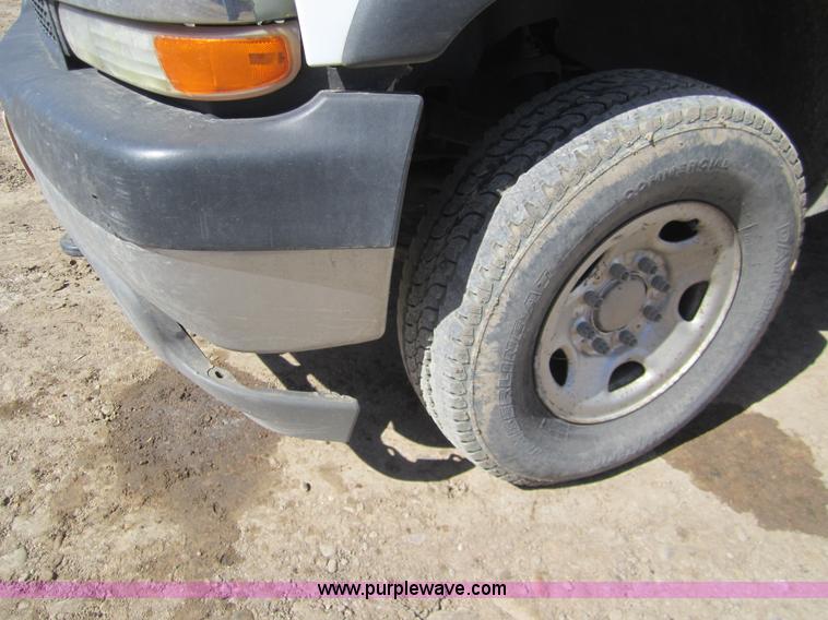 image for item 3064 2002 Chevrolet Silverado K2500HD extended cab pickup truck