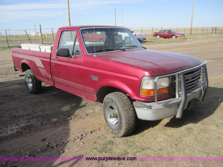 image for item 3065 1995 Ford F150 pickup truck