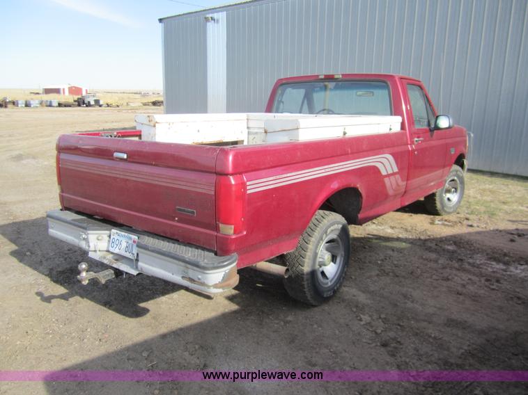 image for item 3065 1995 Ford F150 pickup truck