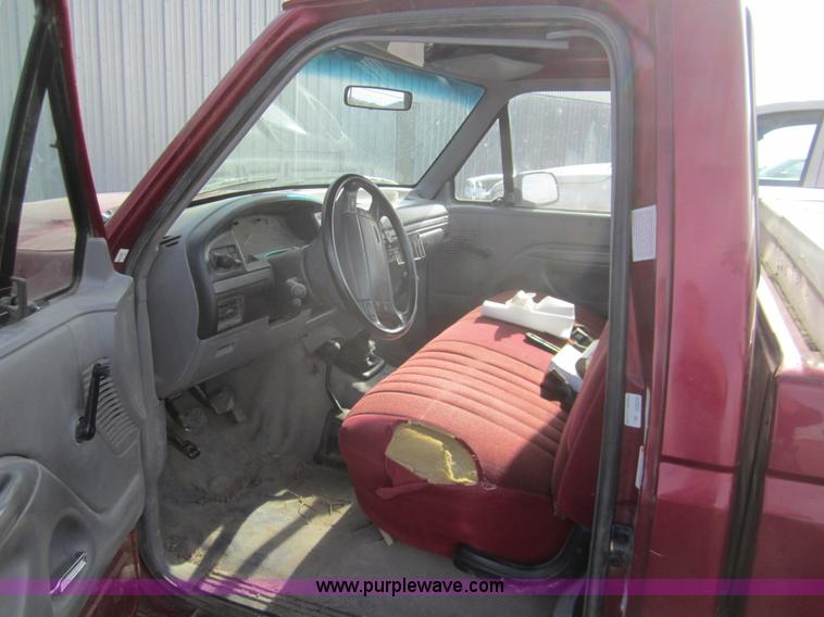 image for item 3065 1995 Ford F150 pickup truck