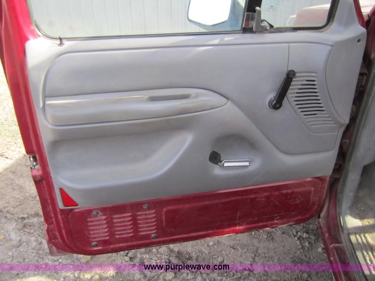 image for item 3065 1995 Ford F150 pickup truck