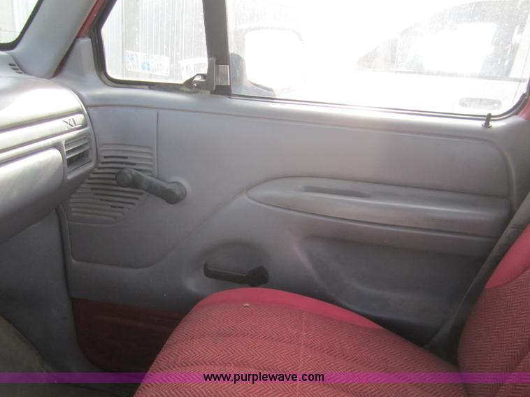 image for item 3065 1995 Ford F150 pickup truck