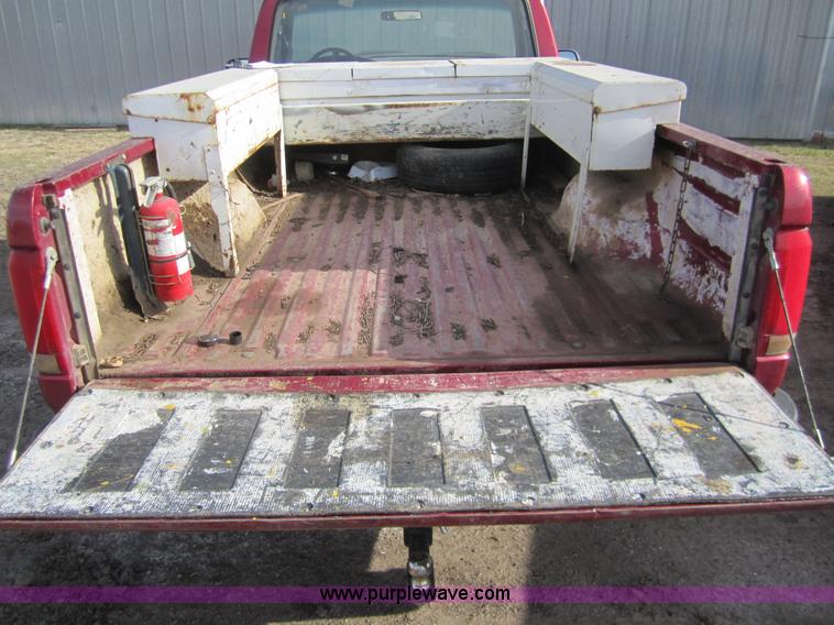 image for item 3065 1995 Ford F150 pickup truck