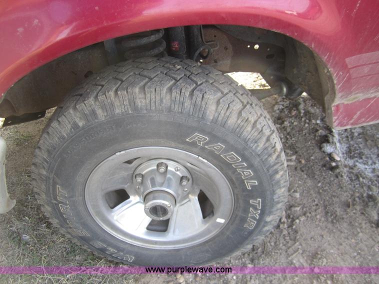 image for item 3065 1995 Ford F150 pickup truck