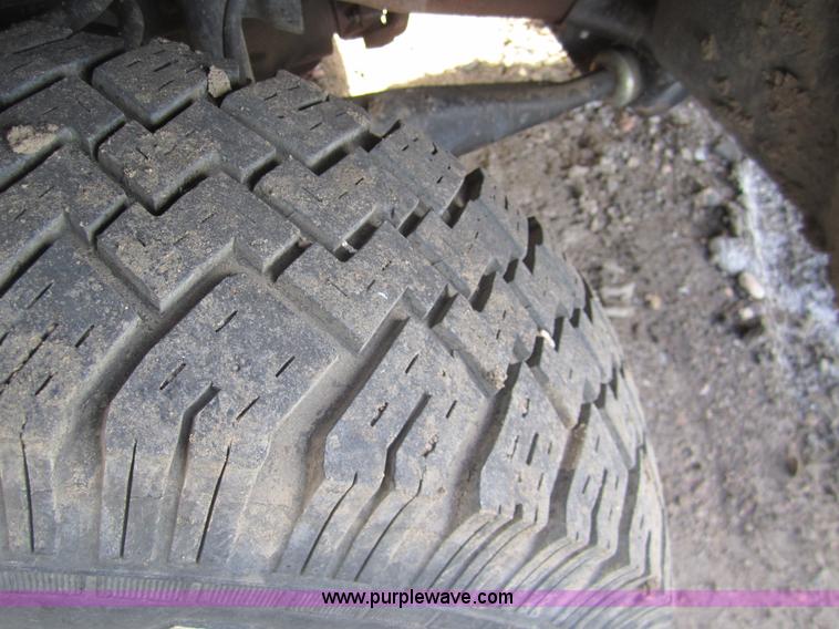 image for item 3065 1995 Ford F150 pickup truck