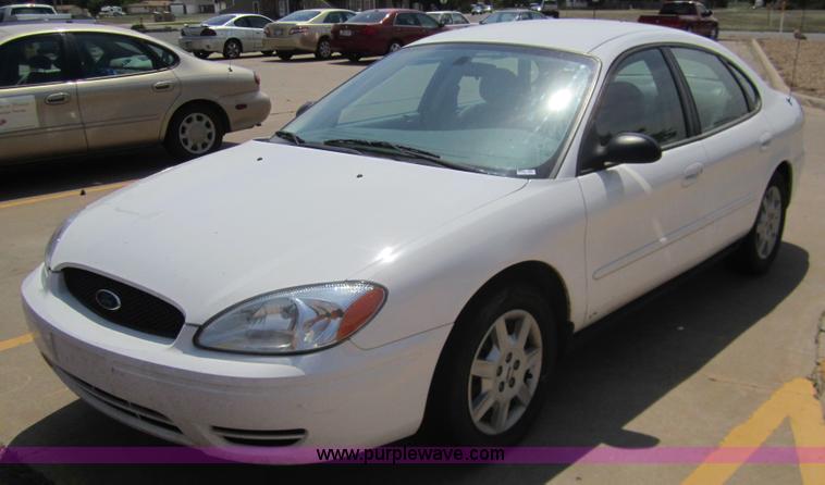 image for item 3068 2007 Ford Taurus SE