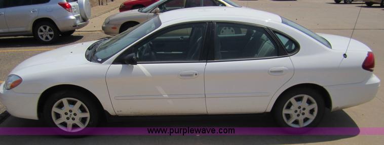 image for item 3068 2007 Ford Taurus SE