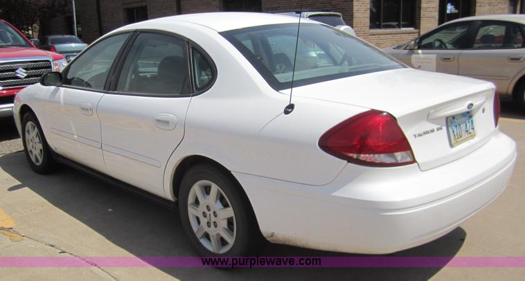 image for item 3068 2007 Ford Taurus SE
