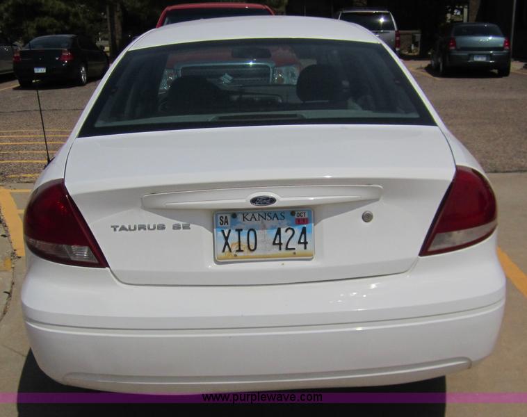 image for item 3068 2007 Ford Taurus SE