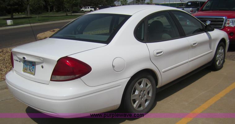 image for item 3068 2007 Ford Taurus SE
