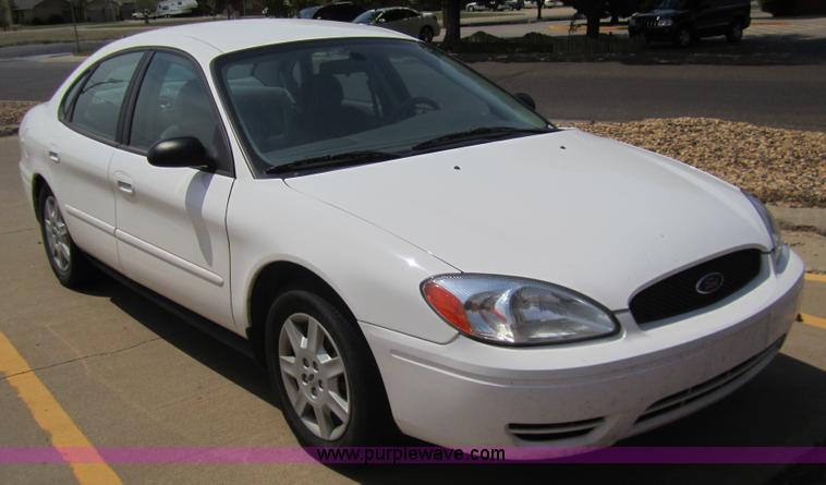 image for item 3068 2007 Ford Taurus SE