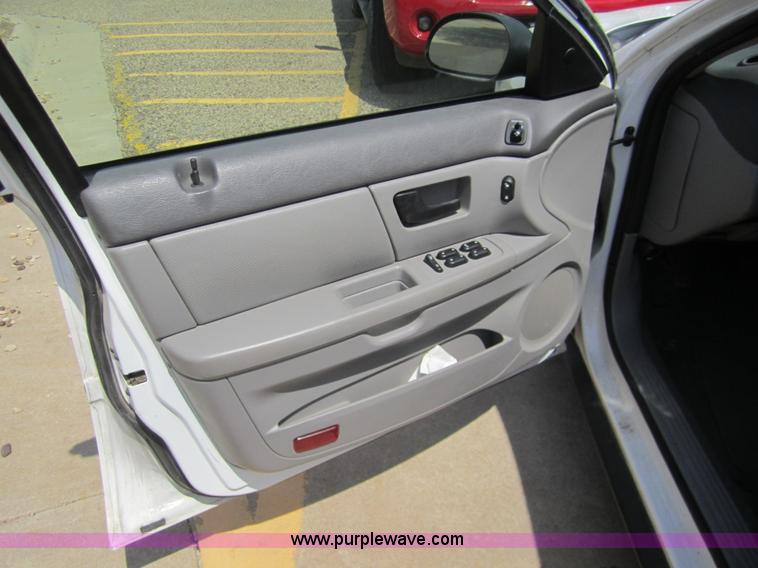 image for item 3068 2007 Ford Taurus SE