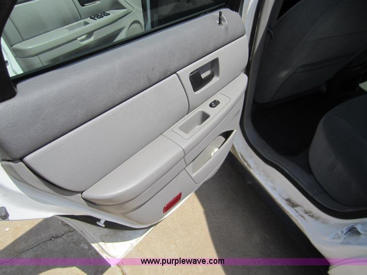 image for item 3068 2007 Ford Taurus SE