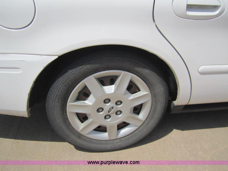 image for item 3068 2007 Ford Taurus SE