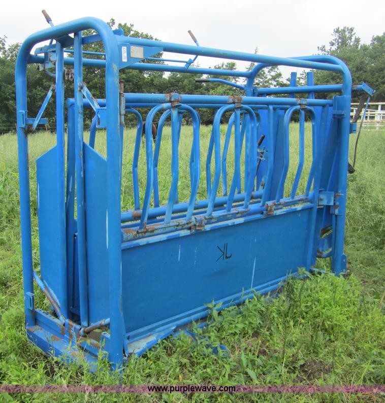 image for item 3720 Priefert 6' cattle chute