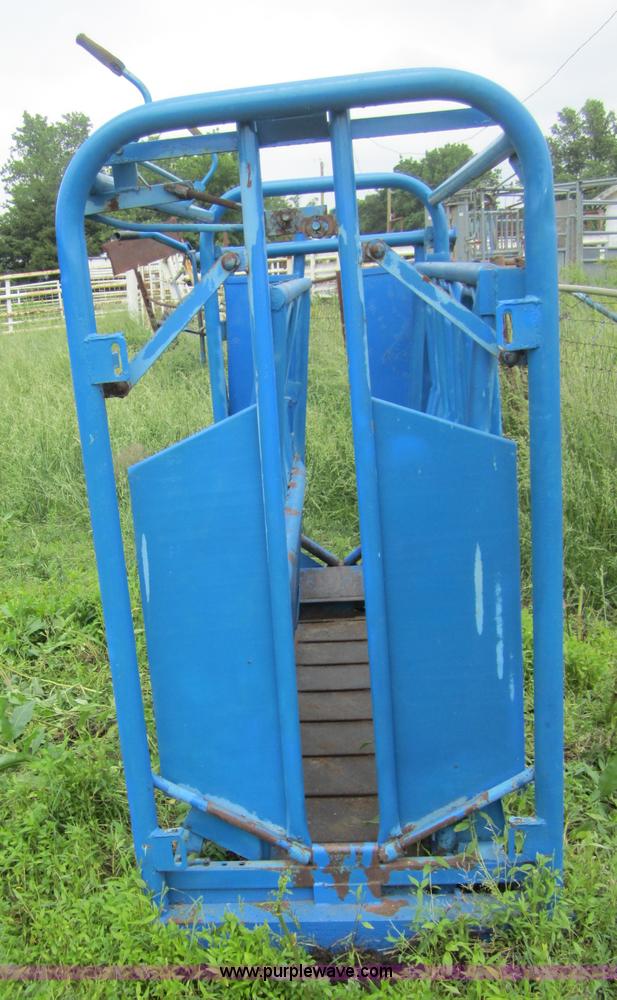 image for item 3720 Priefert 6' cattle chute