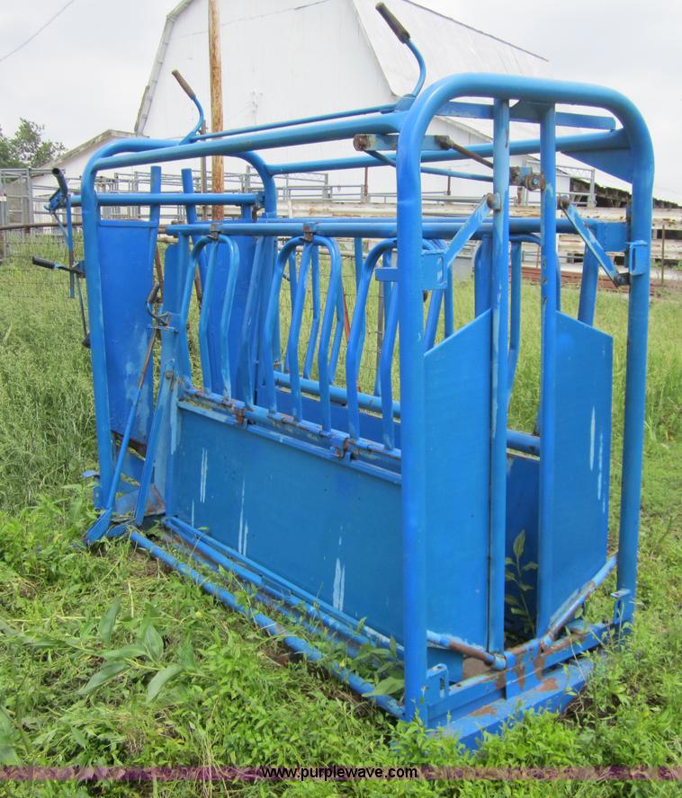 image for item 3720 Priefert 6' cattle chute