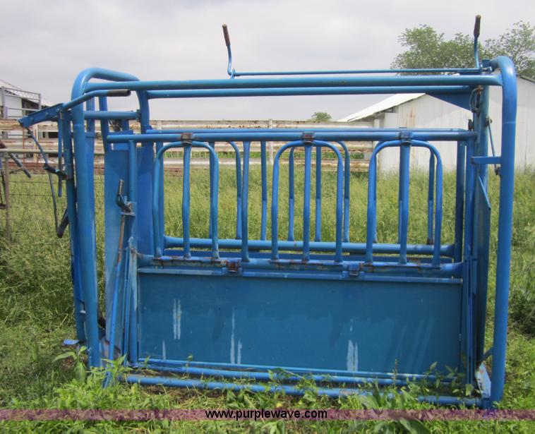 image for item 3720 Priefert 6' cattle chute