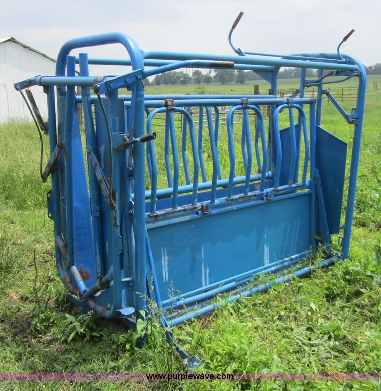 image for item 3720 Priefert 6' cattle chute