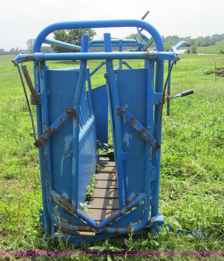 image for item 3720 Priefert 6' cattle chute