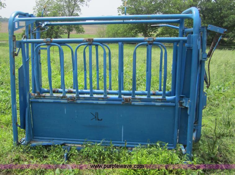 image for item 3720 Priefert 6' cattle chute